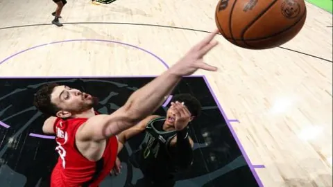 辽宁对阵山东巅峰之战在即，杨鸣面临重大考验，关键要素需重点关注。